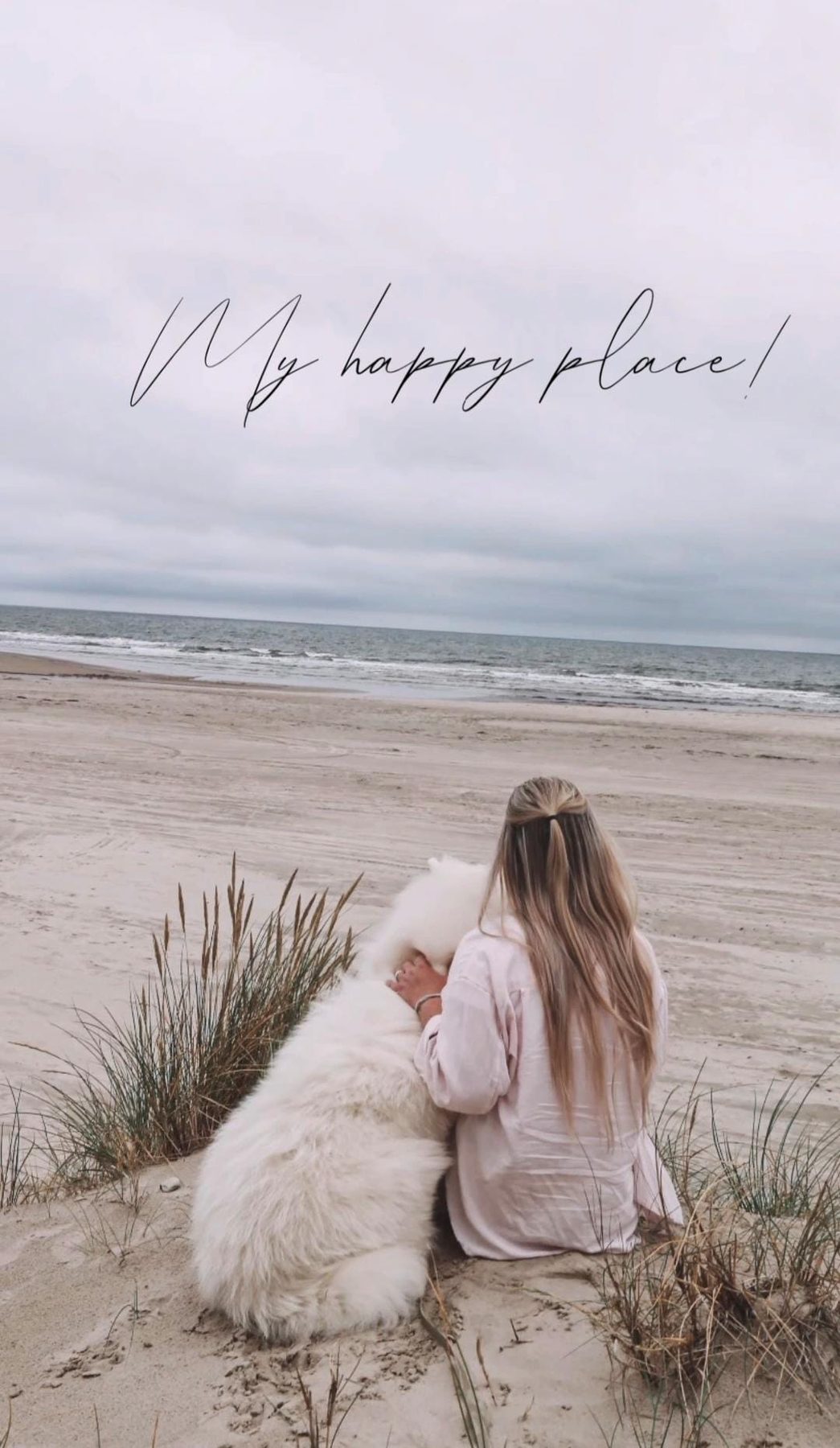 Moni mit ihrem weißen Hund am Strand, Schriftzug My happy place