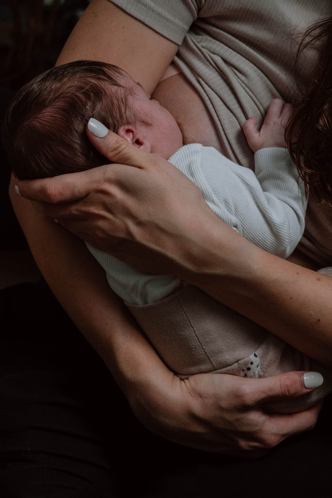 Neugeborenes im Arm der Mutter