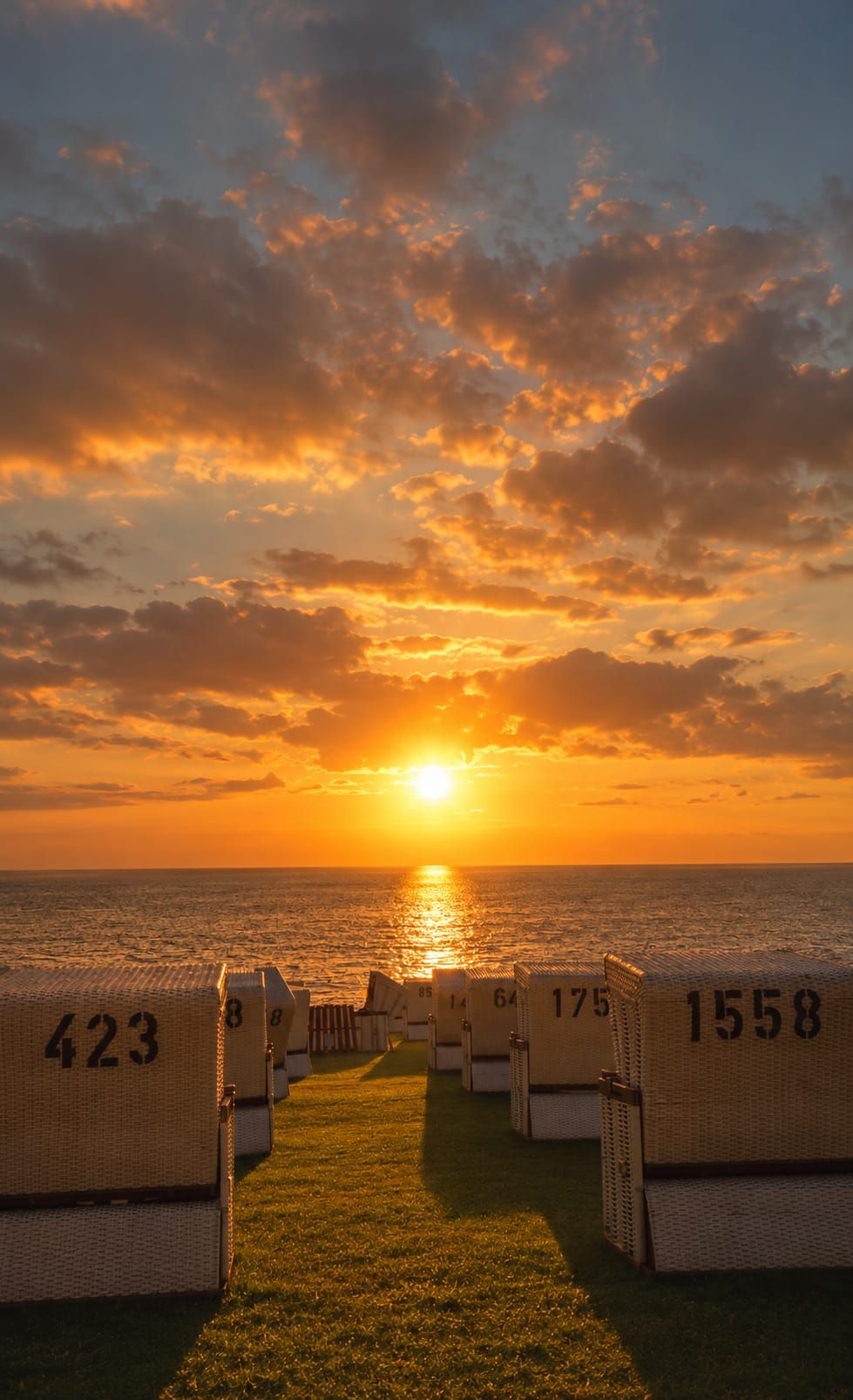 Sonnenuntergang über der Nordsee mit Strandkörben